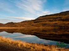 Computer screen wallpaper: Reflections in an Icelandic lake