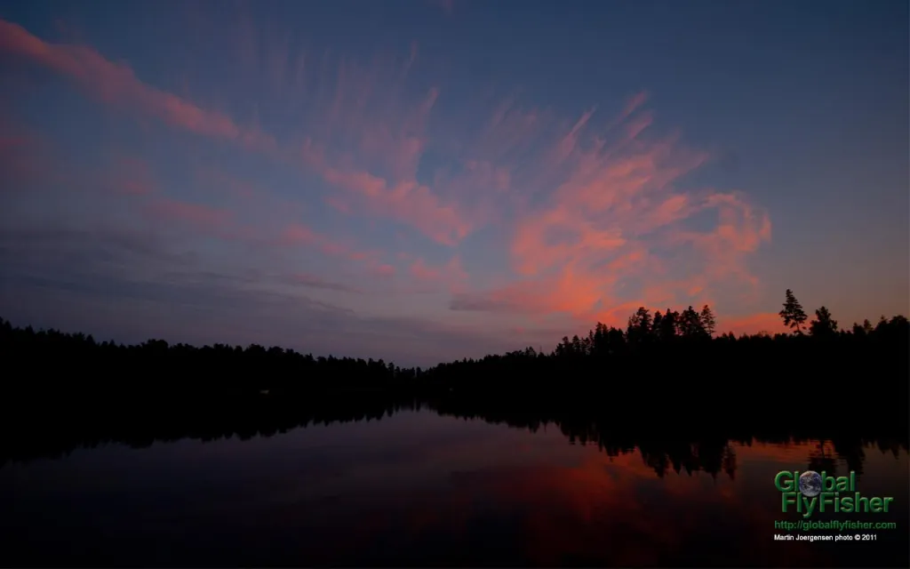 Computer screen wallpaper: Lake in evening light