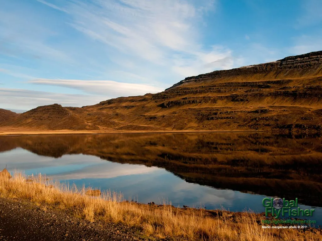 Computer screen wallpaper: Reflections in an Icelandic lake