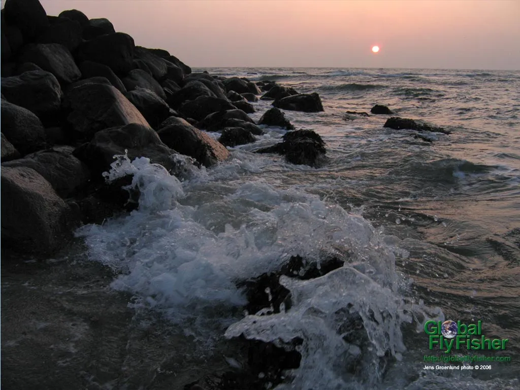 Computer screen wallpaper: Rocky coast in the sundown